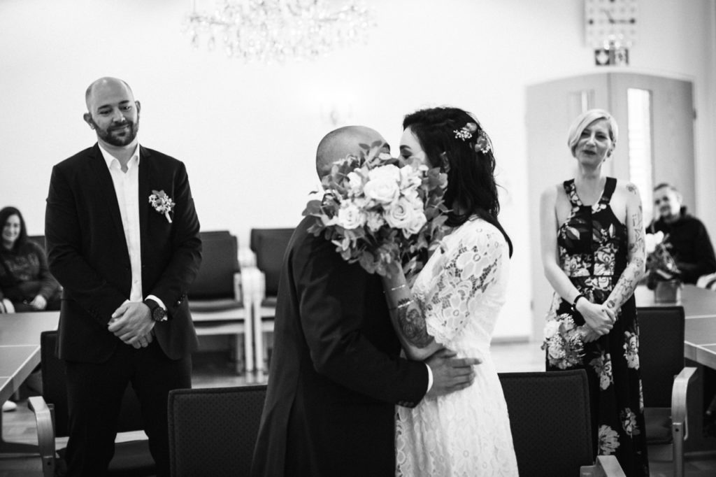 Der Kuss wärend der Freien Trauung in Hamburg