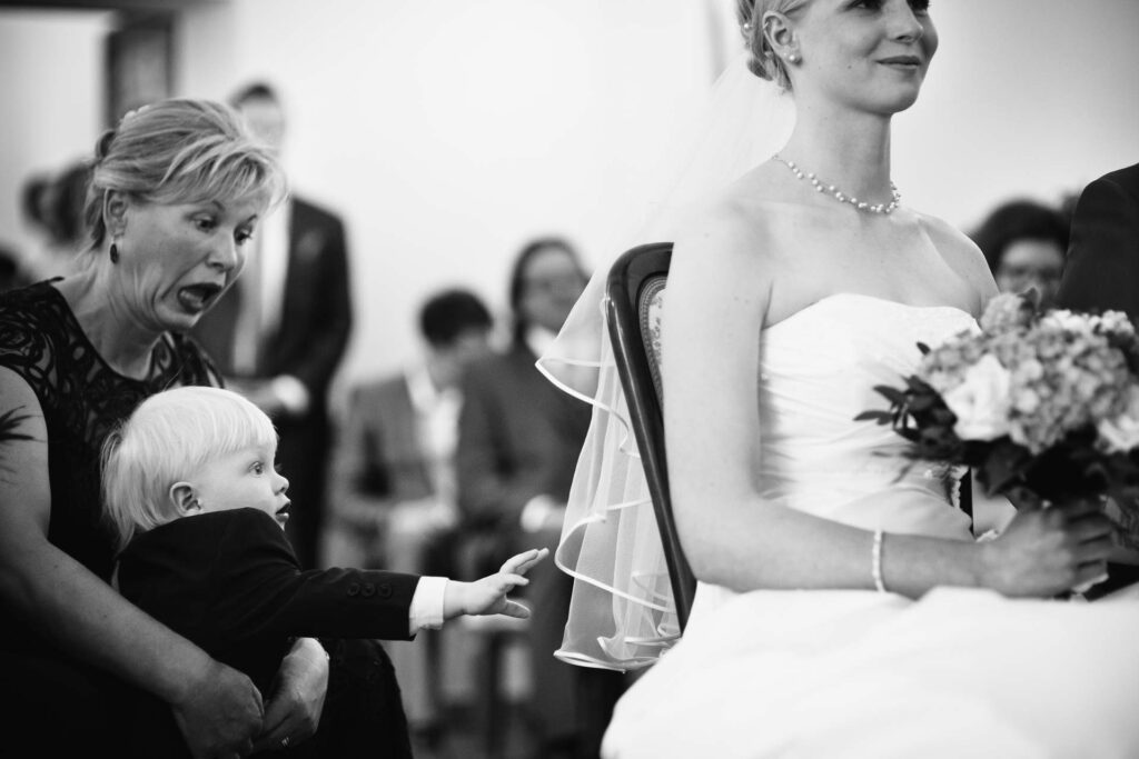 Bei der Freien Trauung in Hamburg wollte das Kind den Schleier greifen