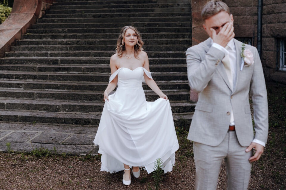 Emotionale Hochzeitsfotografie First Look vor der Trauung