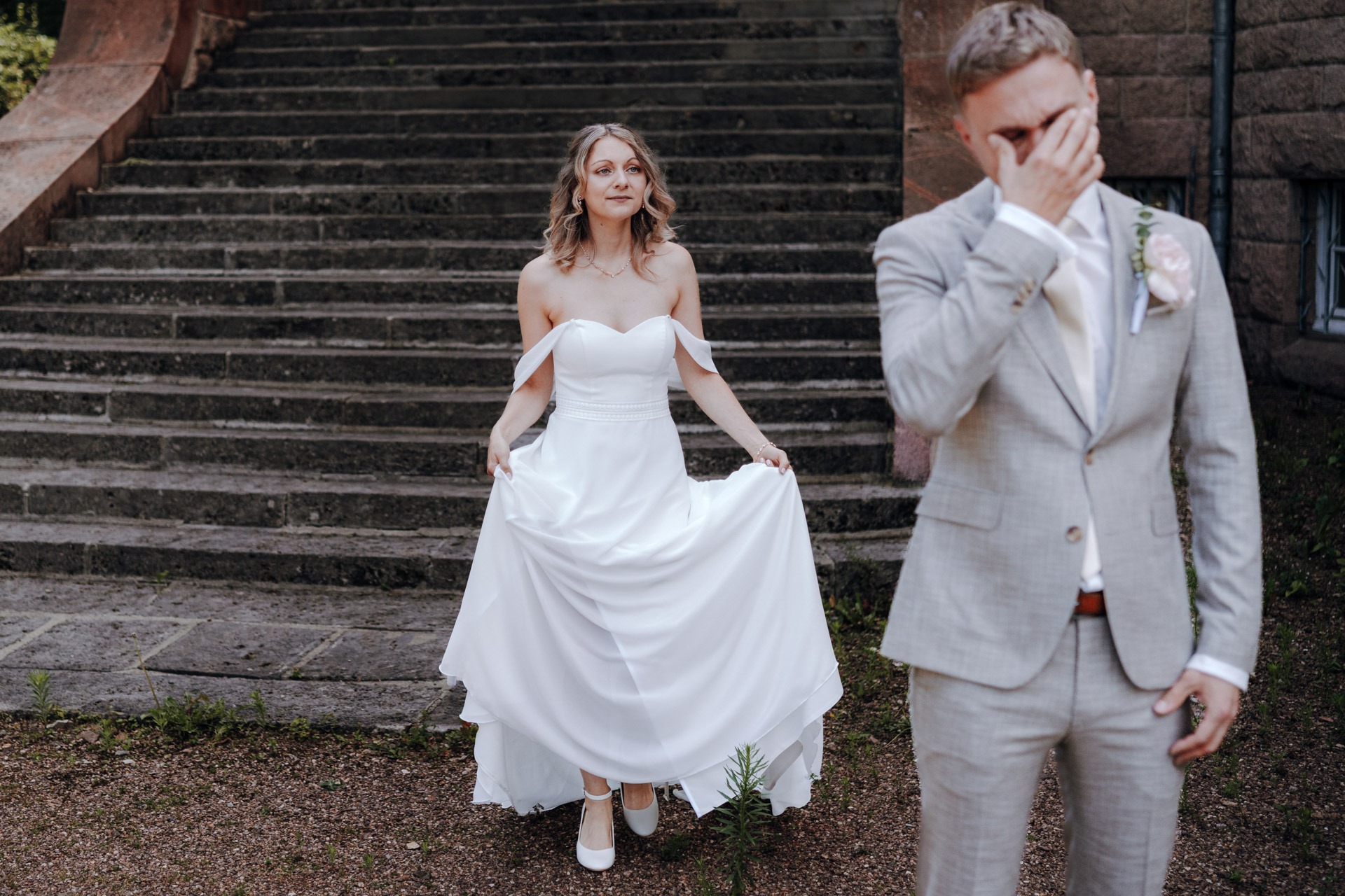 Emotionale Hochzeitsfotografie First Look vor der Trauung