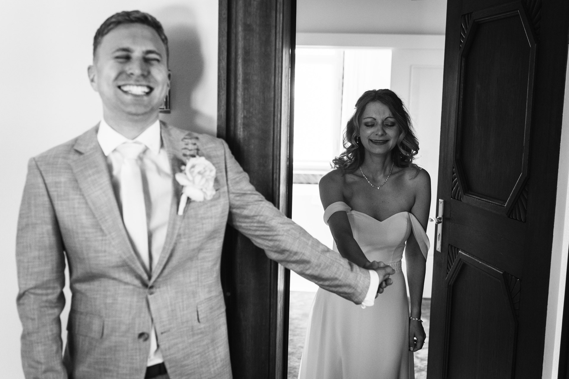 Ein emotionaler Moment vor der Trauung. Das Brautpaar