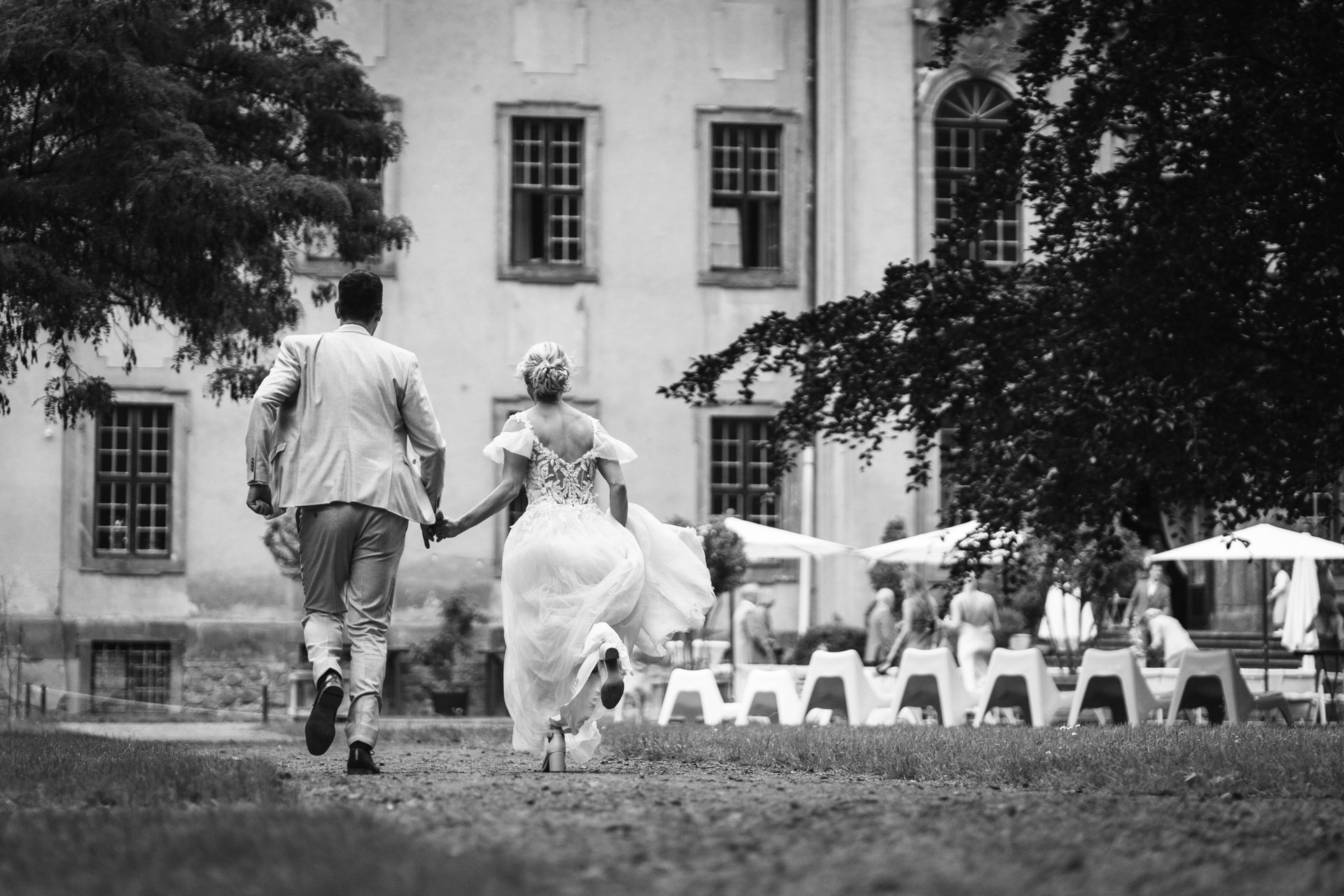 Das Hochzeitspaar rennt durch den Regen